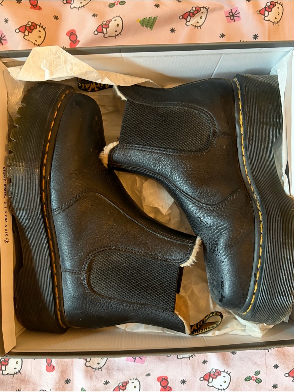 Women’s Black Dr. Martens 2976 Quad Fur-Lined Chelsea Boots size US 7
